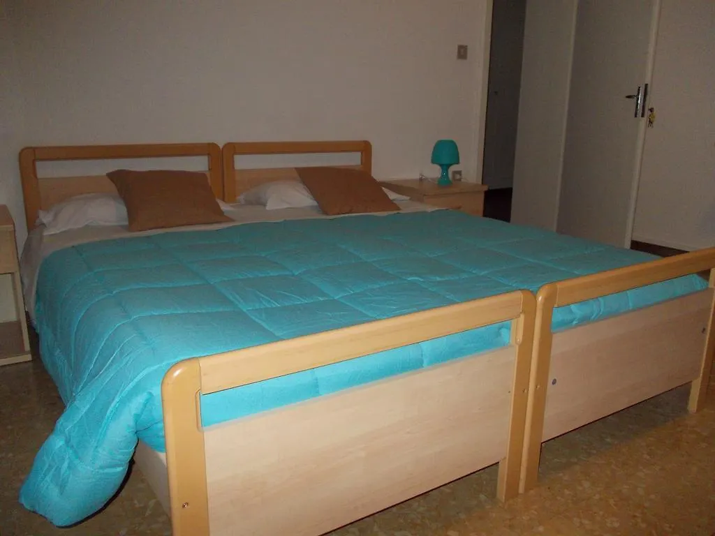 Big Brother Bed & Rooms Treviso 0*,  Italia