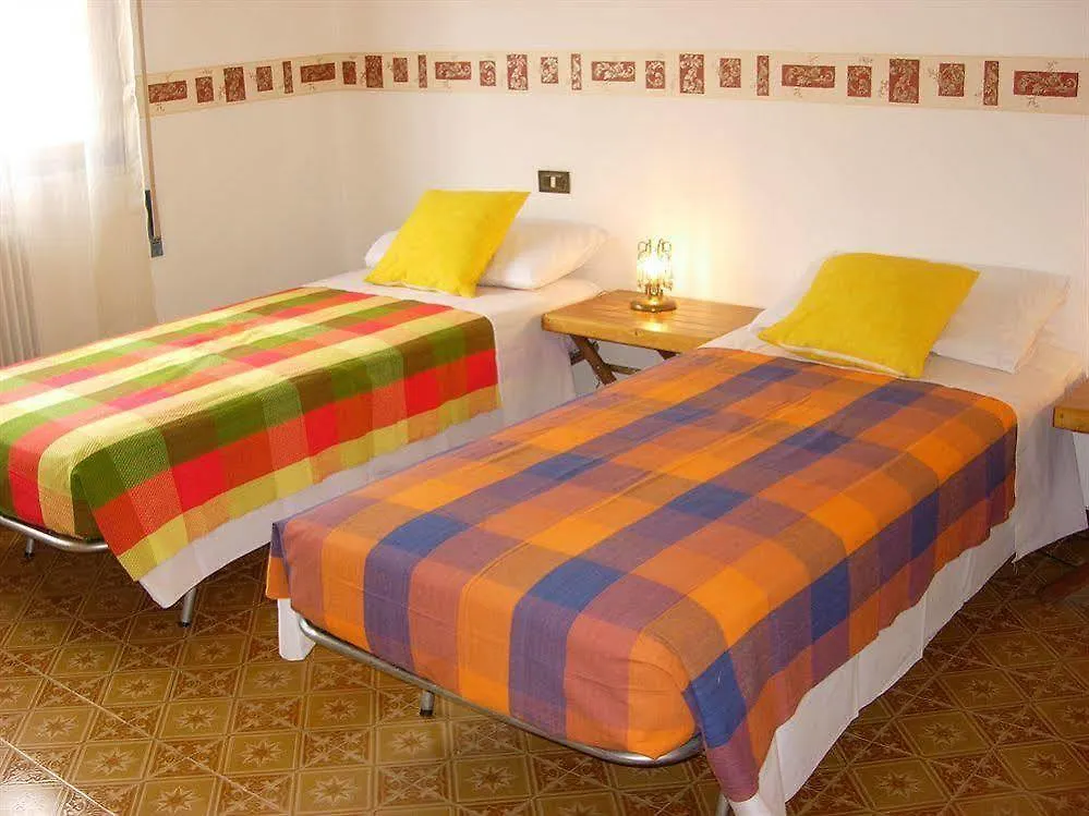 Big Brother Bed & Rooms Treviso 0*,  Italia