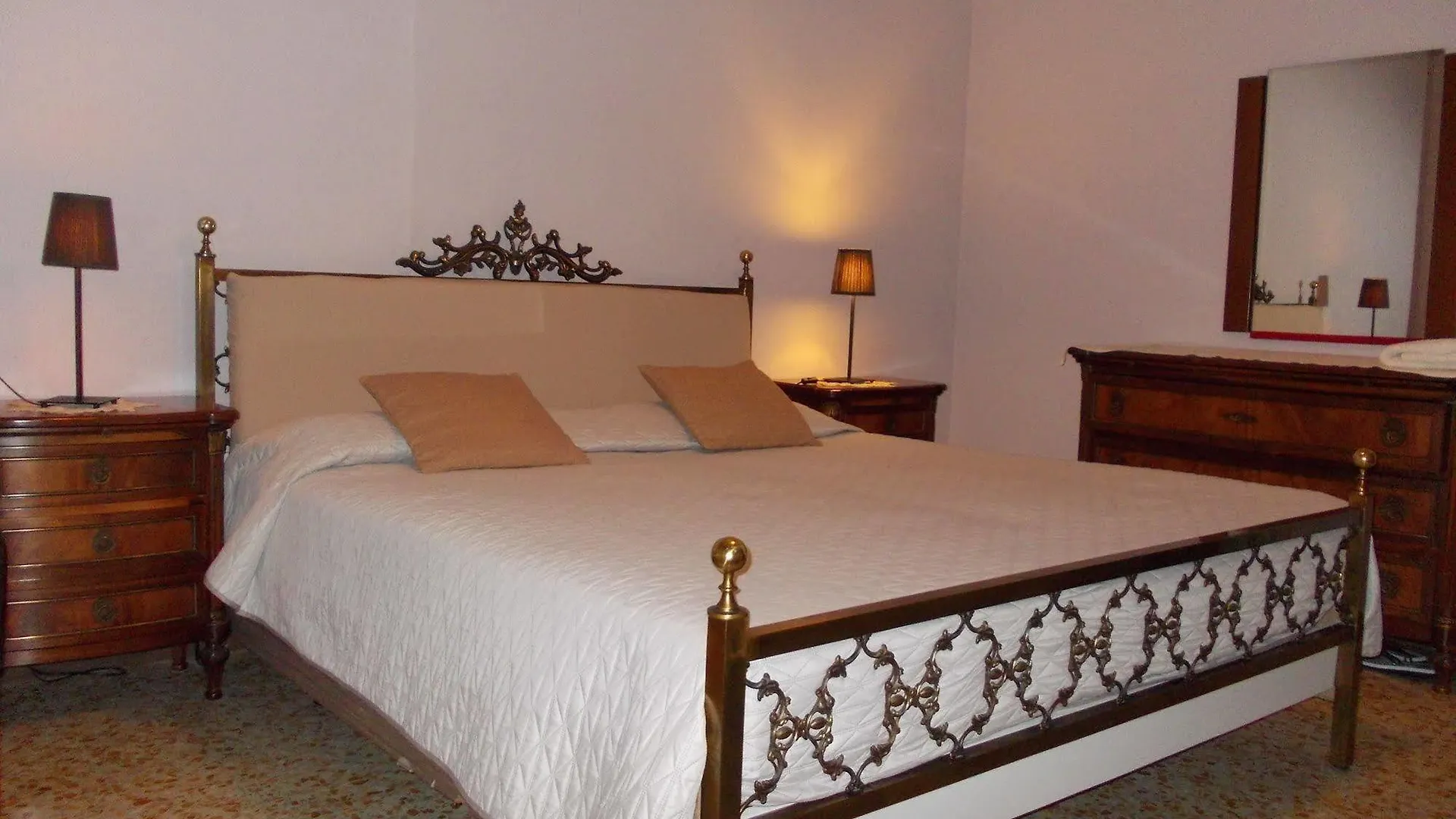 Big Brother Bed & Rooms Treviso 0*,  Italia